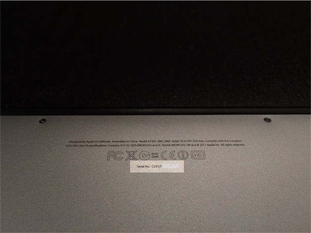 Sur ce MacBook Air, le numéro de série se situe près de la charnière.