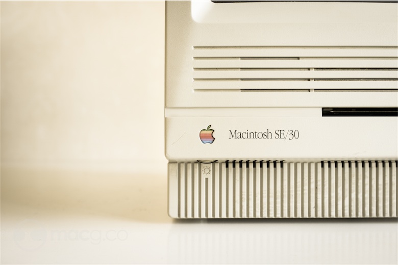 Le logo Apple multicolore découpé au laser et le nom de l'appareil en Apple Garamond.