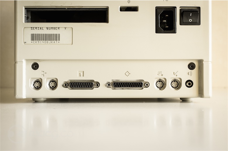 De gauche à droite : deux ports ADB pour le clavier (qui comporte lui-même deux ports ADB, un pour être connecté au Mac, l'autre pour accueillir une souris) et d'autres périphériques, un port DB-19 pour un lecteur de disquettes, un port DB-25 SCSI, deux ports série RS-232/RS-422 (230.4 Kbaud maximum) et une fiche stéréo.