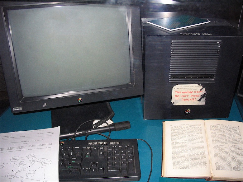 Le NeXTcube de Tim Berners-Lee, au CERN, est le premier serveur web de l'histoire. Image CC BY-SA Aavindraa.