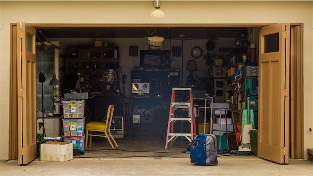 Le tournage, dans le garage de la maison des parents de Steve Jobs. Image Cnet.
