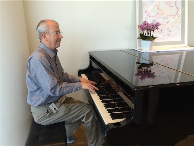 Le piano Bosendorfer offert par Steve Jobs à l’équipe Macintosh, dans le Piano Bar de l'IL4. Image Axel J.