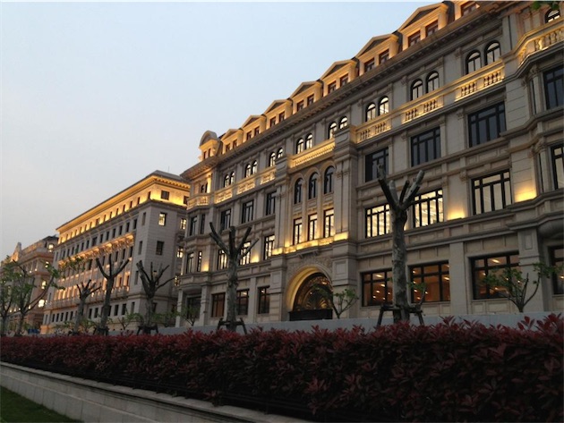 La façade du campus d'Apple à Shanghai. Image Brad M.