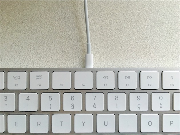 Le Magic Keyboard abandonne VAG Rounded au profit de San Francisco, comme le clavier du MacBook1. Étrangement, Apple a choisi la variante un peu « techno » de l’Apple Watch, plutôt que celle plus arrondie d’OS X El Capitan. Par ailleurs, les symboles des touches de fonctions sont vides plutôt que pleins, et les touches de modification sont écrites en toutes lettres (« command » pour ⌘).