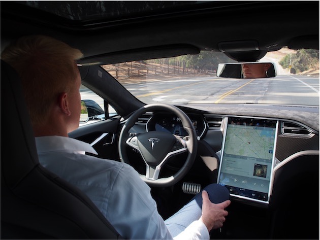Une Tesla peut rouler toute seule, mais le conducteur doit encore rester derrière le volant, prêt à réagir.