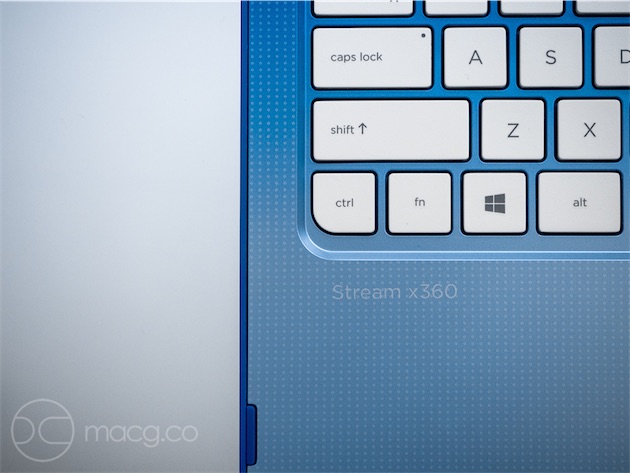HP appelle ce coloris « bleu horizon ». On vous laissera seul juge du motif à points. Le Stream x360 mesure 30,8 x 21,51 x 2,19 cm pour un poids raisonnable de 1,55 kg. Il possède un clavier au « format 97 % » aussi confortable que tout autre clavier chicklet. Le trackpad HP Imagepad est passable — les nouveaux trackpads Microsoft ou Synaptics sont bien meilleurs, même si les trackpads Apple dominent toujours.