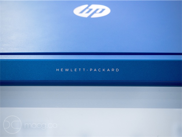 La charnière semble solide, et n'est ni trop ferme ni trop souple. Elle porte le nouveau logo Hewlett-Packard que l'on retrouve sur le nettop Pavilion Mini et sur l'ultrabook Spectre x360.