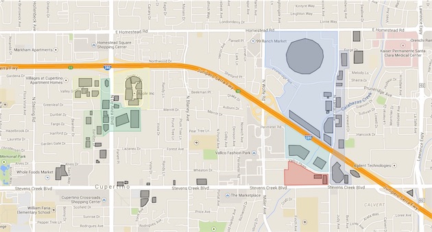Apple à Cupertino. À l'ouest, son campus historique. À l'est, l'emplacement de son futur Campus 2. En rouge, la parcelle concernée par le programme Main Street Cupertino, avec les deux bâtiments convoités par Apple.