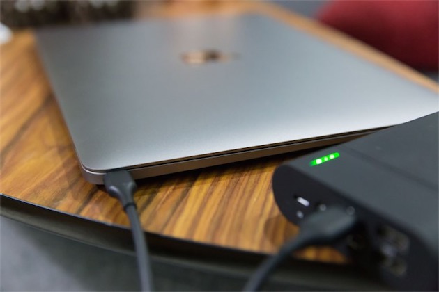 On peut charger le MacBook avec une batterie externe