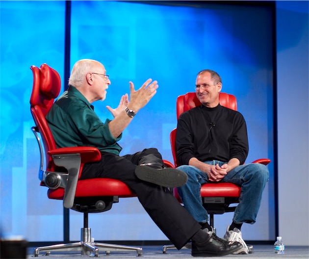 Walt Mossberg (gauche), avec Steve Jobs, lors d’une conférence en 2007. Photo Joi Ito (CC BY 2.0)