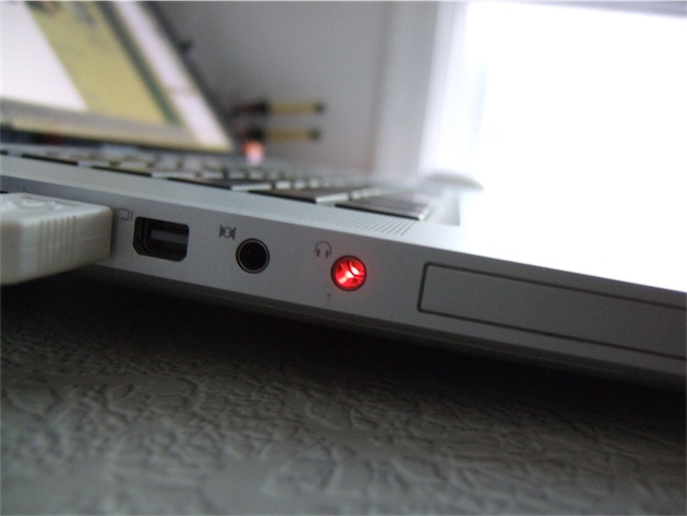 À une époque, on pouvait activer la sortie optique sans connecter de matériel et la prise jack du Mac s’illuminait de rouge. Ce qui n’était pas très pratique, puisqu’un casque ne fonctionnait plus et ce qui n’était pas non plus très indiqué pour la batterie. Photo Joe Hall (CC BY 2.0)