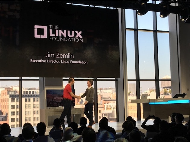 Jim Zemlin, le directeur de la Fondation Linux, accueillie par Microsoft hier pour annoncer l’événement.