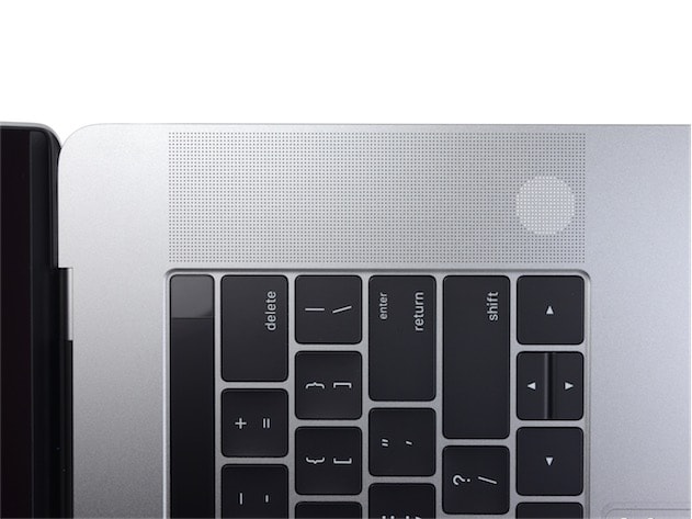 Seul le rond plus clair laisse passer le son sur les MacBook Pro 15 pouces. Les autres trous sont purement esthétiques. (Photo iFixit)