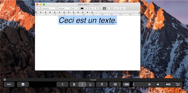 TextEdit, en mode enrichi, affiche des options de mise en forme dans la Touch Bar. Ici, on a utilisé l’option italique dans la Touch Bar. Cliquer pour agrandir