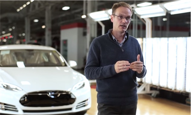 Chris Porritt dans l’usine où les Tesla sont assemblées.