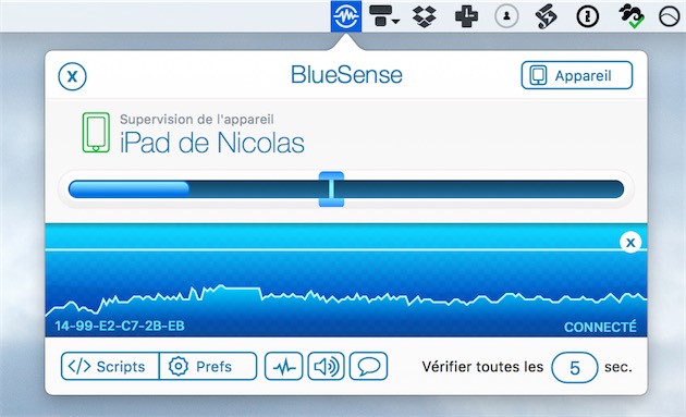 BlueSense se place dans la barre des menus d’OS X et analyse en permanence la distance entre le Mac et le périphérique jumelé (ici, un iPad). Au-dessus, on choisit la distance où l’appareil est considéré à proximité ; en bas, la représentation visuelle du signal détecté, pour ajuster la distance.