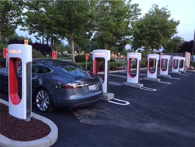 Une station de recharge Tesla en Californie. Photo Geek EV (CC BY-NC-ND 2.0)