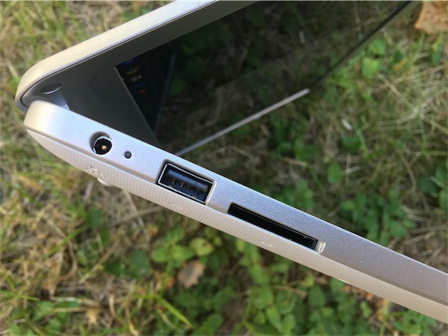 Côté gauche, le Chromebook de Toshiba a l’entrée pour la recharge avec une LED qui sert d’indicateur (comme sur les Mac : orange quand ça charge, vert quand c’est bon), un port USB 2 et un lecteur de carte SD.