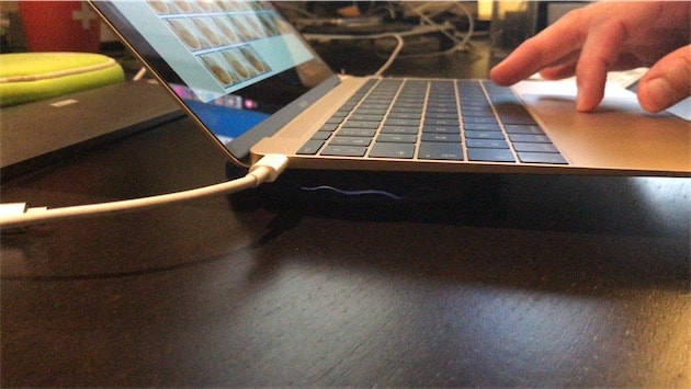Un sachet de gel congelé sous un MacBook.