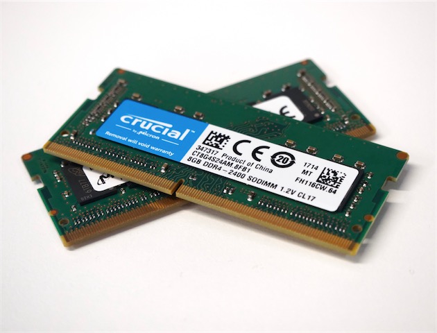 Deux barrettes SO-DIMM de mémoire DDR4 à 2 400 MHz de Crucial, la marque grand public de Micron, qui fournit les barrettes installées en série dans l’iMac Retina 5K.