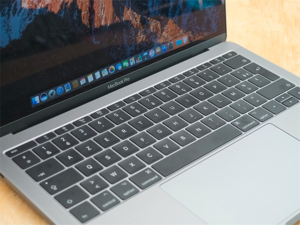 Nouveaux MacBook Pro : la membrane en plastique protège bien les claviers  de la poussière - Numerama